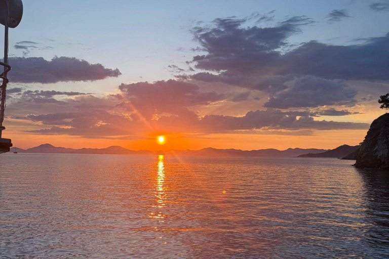Fethiye Sunset Cruise with Dinner, Swimming Break, and Entertainment Fethiye Sunset Dinner Cruise with Swimming Break and Entertainment