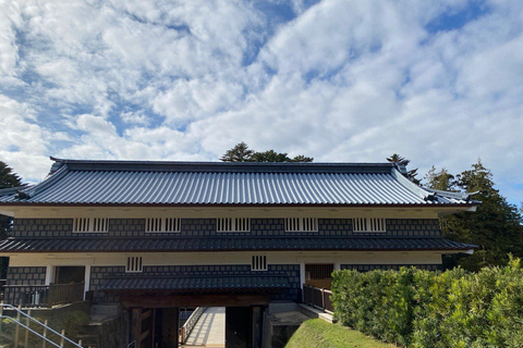 Kanazawa: Samurai, Castle & Geisha Private Bus Tour