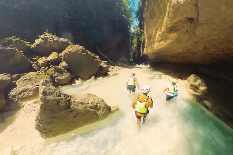 Cebú: Excursión en grupo a Oslob con tiburón ballena y barranquismo, con almuerzo