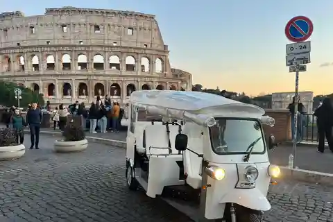 Rome: tuk-tuk 3 hours guided tour in the City Center
