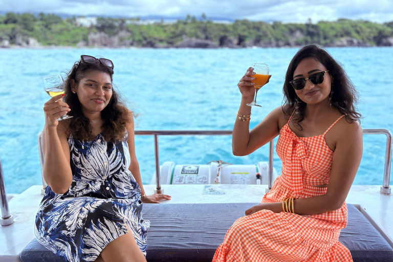 Jeju Small Group Tour incl. Yacht Cruise, Falls & Mt.Halla Jeju Small Group Tour with Yacht Cruise, Falls & Mt.Halla