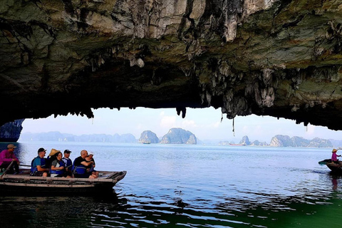 Hanoi: Całodniowy rejs po zatoce Halong z kajakiem, jaskiniami i lunchemOpcja odbioru z Hanoi (autobus w cenie)