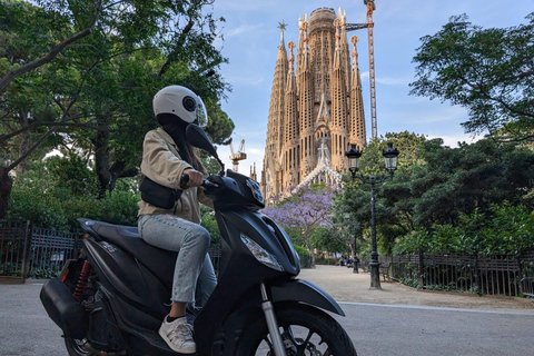 Barcelona: Visita guiada en ciclomotor, mercados locales y vistas de la ciudadBarcelona: Visita guiada privada en ciclomotor por lo más destacado de la ciudad