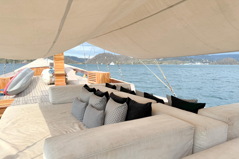 Labuan Bajo: 3-Day Komodo Island Cruise & LandTour, 15 Stops Superior Boat Sharing Room + Overland, Park Fee Excl.