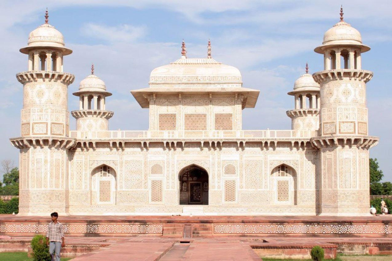 Depuis Delhi : Excursion d'une journée au Taj Mahal et à Agra en train expressTrain de 2ème classe, voiture, guide, billets d'entrée et repas