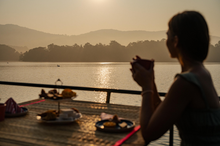 Sigiriya: Wewela Lake Private Boat Sailing Picnic Dining