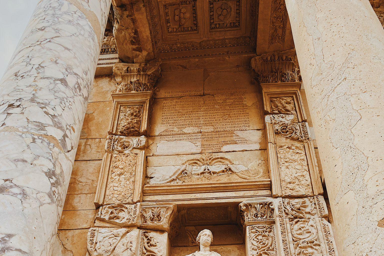 Au départ de Kusadasi : Éphèse, maisons en terrasse et temple d'ArtémisVisite privée à prix spécial pour les groupes de plus de 5 personnes.