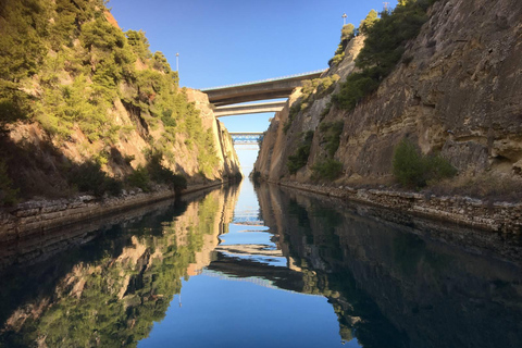 Paseo en barco por el canal de Corinto: puertos antiguos, aguas cristalinas e historia