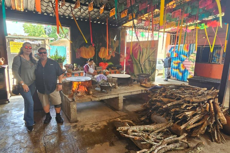 Oaxaca: Traditional Mole Cooking Class with Market Visit