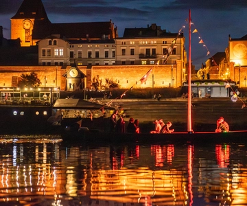 Toruń: Toruń di notte da una barca sul Vistola