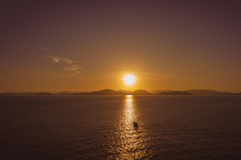 Krabi: Tour al atardecer por 7 islas en un gran barco de cola larga con barbacoaKrabi: tour en barco de 7 islas con comida de barbacoa y traslado