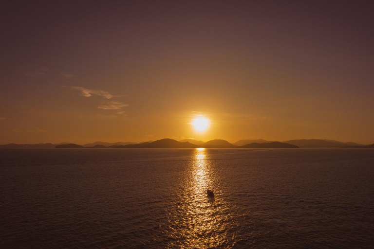 Krabi : 7-Island Sunset Tour by Grande Longtail Boat with BBQ (Excursion au coucher du soleil sur 7 îles en bateau à queue longue avec barbecue)Krabi : tour en bateau à longue q