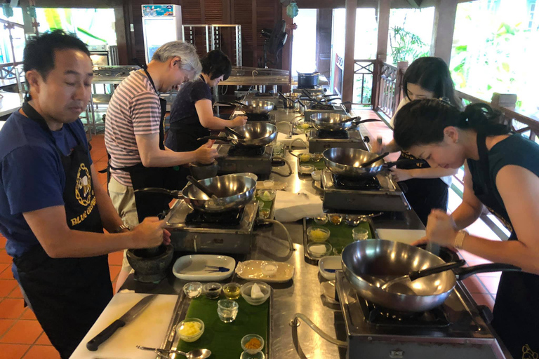 Phuket - Lezione di cucina tailandese sull&#039;Elefante Blu con tour del mercato