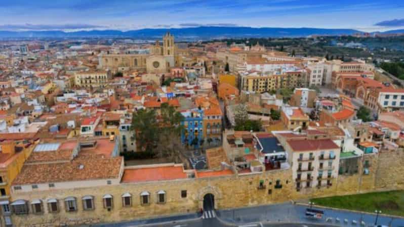 Desde Salou: Tour Poblet, Vinos & Sitges