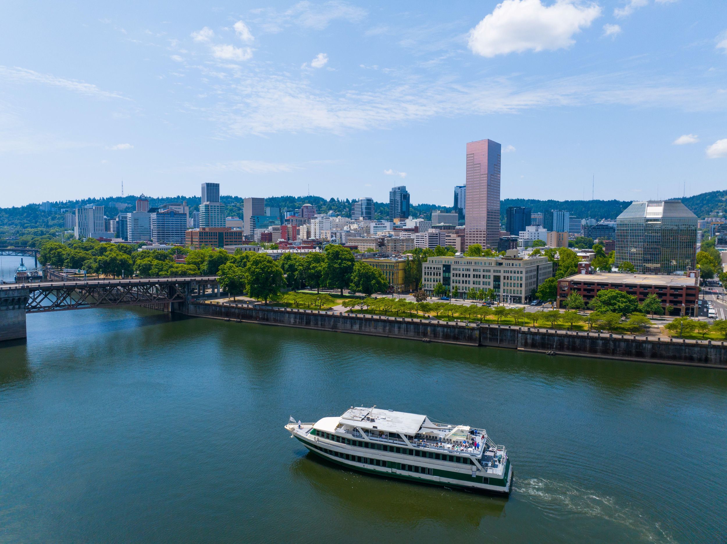 Portland: Happy Hour Sightseeing Cruise