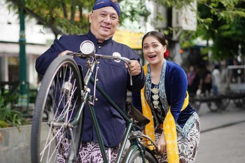 Yogyakarta: wypożyczalnia strojów jawajskich i sesja zdjęciowaTradycyjny strój jawajski