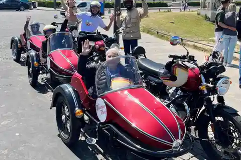 Madryt Sidecar: 2-godzinne przejażdżki kultowymi zabytkami