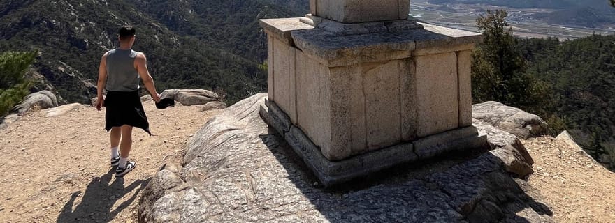 Découvrez les sentiers sacrés menant à Yongjangsa sur le mont Namsan de Gyeongju