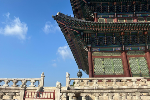 Walking through the heart of Seoul. Tour in Spanish