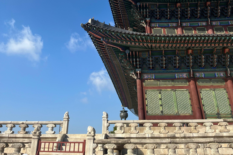 Walking through the heart of Seoul. Tour in Spanish