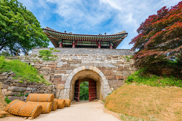 Seoul: UNESCO Namhansanseong &amp; Starlight Garden Night ViewShared Night view tour, Meet at Hongik Uni. Station