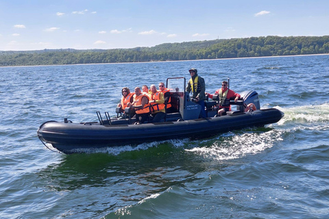 Bateau de vitesse au bout de la jetée à Sopot. Vitesse 100 km/h