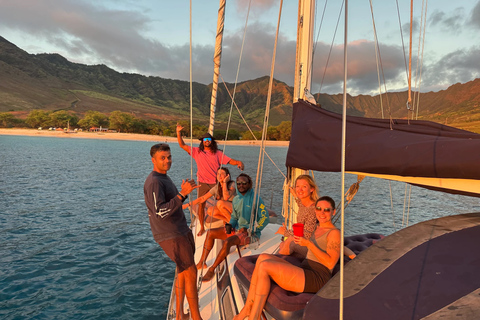 Oahu: Viernes noche de fuegos artificiales navegando en pequeños grupos