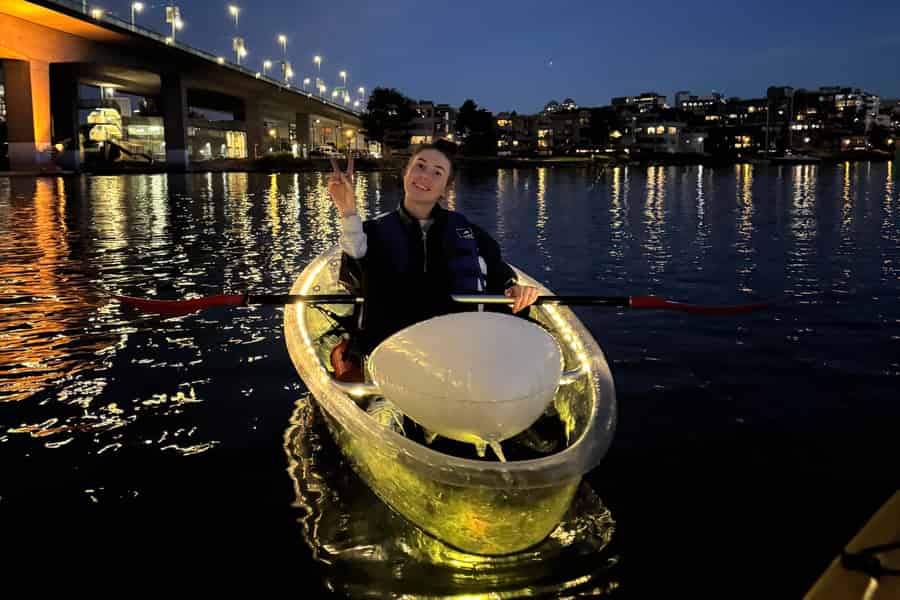 Vancouver: Nächtliche LED-Kajak-Tour im False Creek. Foto: GetYourGuide Vancouver: Nächtliche LED-Kajak-Tour im False Creek. Foto: GetYourGuide