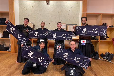 Tokyo: Japanese Kendo Experience with High-Ranked Instructor Let's experience kendo, a traditional Japanese martial art!