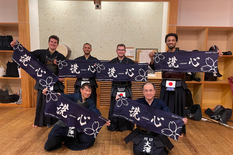Tokyo: Japanese Kendo Experience with High-Ranked Instructor Let's experience kendo, a traditional Japanese martial art!