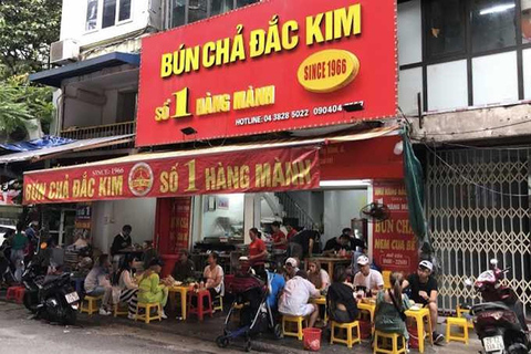 Hanói: Excursão a pé com comida de rua do Guia MichelinTour gastronómico Michelin com visita à rua do comboio