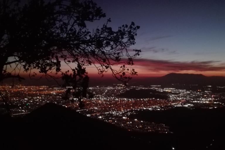 Santiago : Randonnée privée sur la colline de Manquehue au coucher du soleil