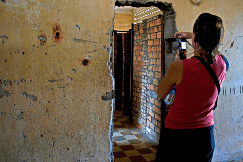 Phnom Penh: Tuol Sleng Genocide Museum & Killing Fields Tour