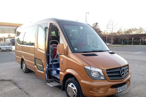 Barcelona: Airport Transfer to Port Aventura WorldExecutive Transfer (1-3 people)