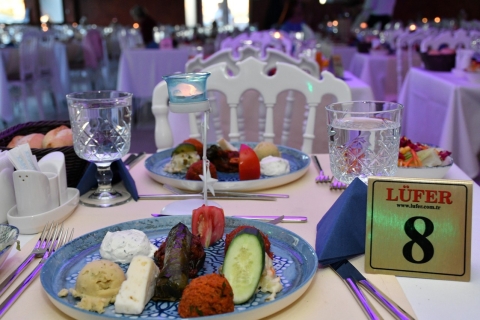 Istanbul: Bosporus Dinner Cruise & Show met privétafelDiner en onbeperkte alcoholische dranken met hoteltransfer