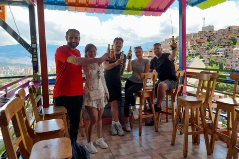 Comuna 13: Graffiti tour & Street Food/drink with telesferic