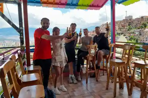 Comuna 13: Graffiti tour & Street Food/drink with telesferic