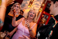Agradable, el pub de Nochevieja se arrastra con tiros y entrada VIP Club - Housity