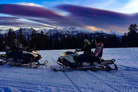 Zakopane: Paseo en moto de nieve con piscinas termales y servicio de recogida del hotel