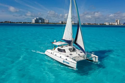 Cancun: Half Day Private Catamaran with Snorkeling. 25 guest
