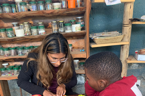 Arusha: Workshop zur Schmuckherstellung, Batik oder Weberei