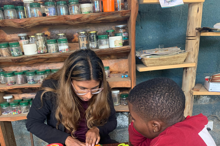 Arusha: Workshop zur Schmuckherstellung, Batik oder Weberei