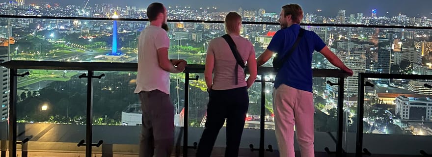 Jakarta : visite à pied nocturne avec collations et dîner