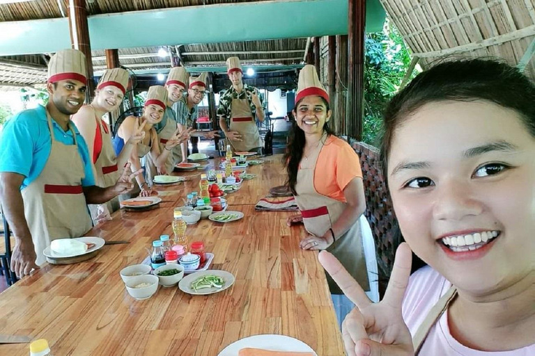 Hoi An: Aula de culinária em uma casa local em um barco com cesta de bambu