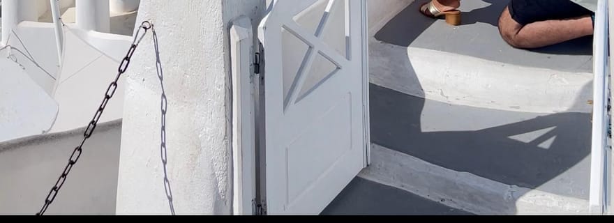 Santorin : Photoshoot de la demande en mariage l Entrée privée au Dôme Bleu