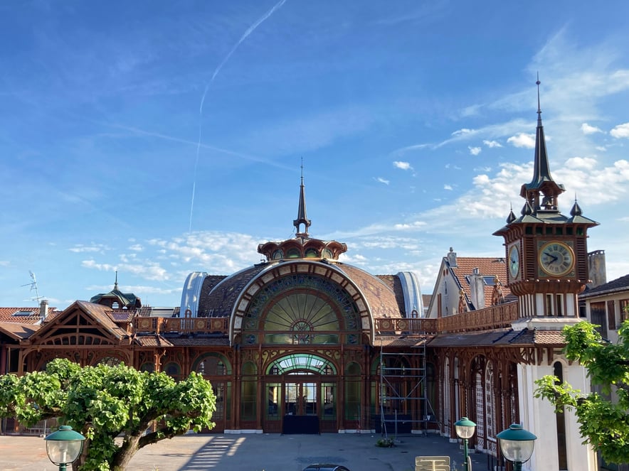 Pin's Ancien Evian-les-Bains - Villa Lumière - Broche émaillée Tourisme Ville