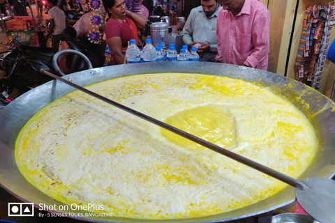 Bangalore: Paseo por las calles de la comida y un colorido bazarBangalore: Paseo privado por las calles de comida con recogida y entrega