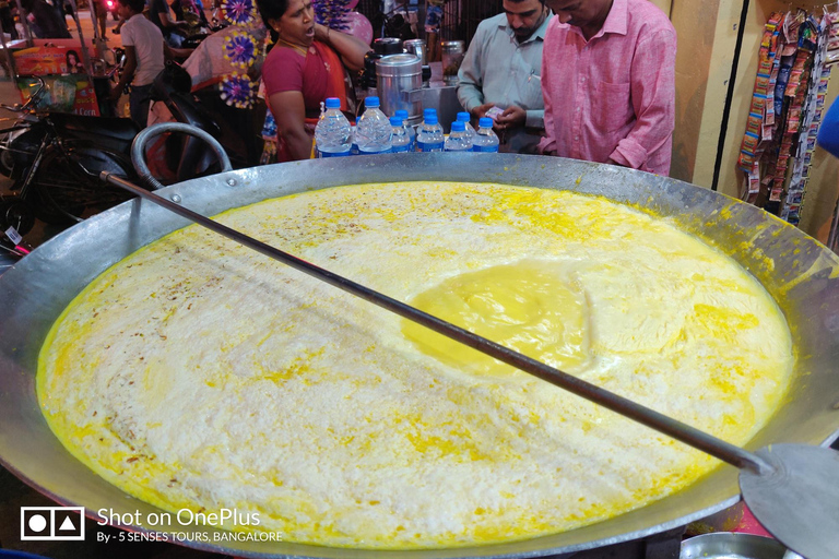 Bangalore: Paseo por las calles de la comida y un colorido bazarBangalore: Paseo privado por las calles de comida con recogida y entrega