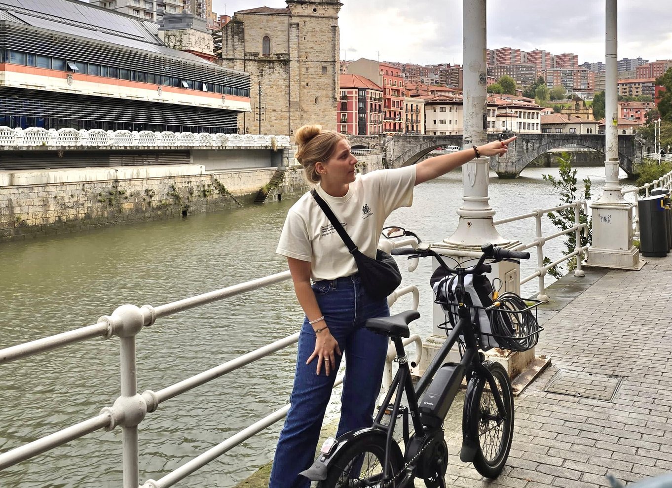 Bilbao: Guidet højdepunkter tur med en lille gruppe på elcykel