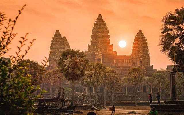 Angkor Wat: Full-Day Sunrise Private Tour with Guide